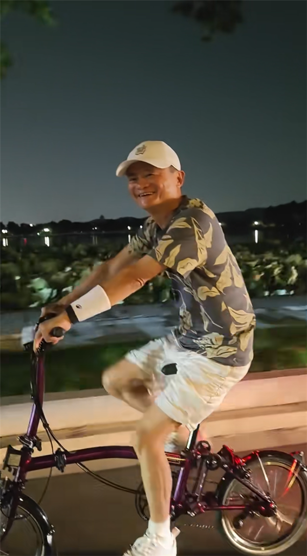 网友偶遇马云夜骑西湖:一身运动装骑万元自行车 亲切打招呼
