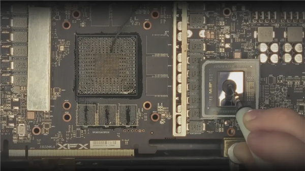 修复可能性0.1%!从烤箱走出来的RX 7800 XT:重新焊接核心+显存起死回生