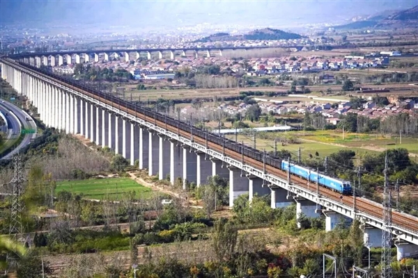 8倍于复兴号标准动车组!超长火车震撼再现:到底有多少节车厢