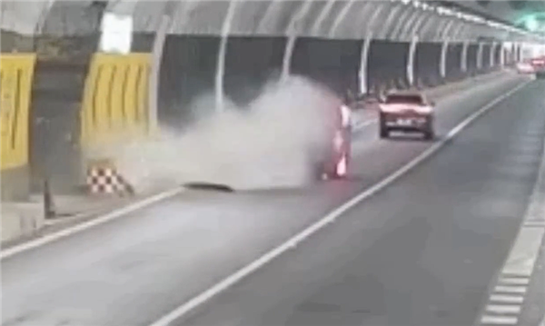 隧道内轿车突然上墙四轮朝天 司机:当时正牵着老婆的手