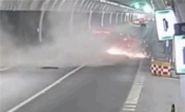 隧道内轿车突然上墙四轮朝天 司机:当时正牵着老婆的手
