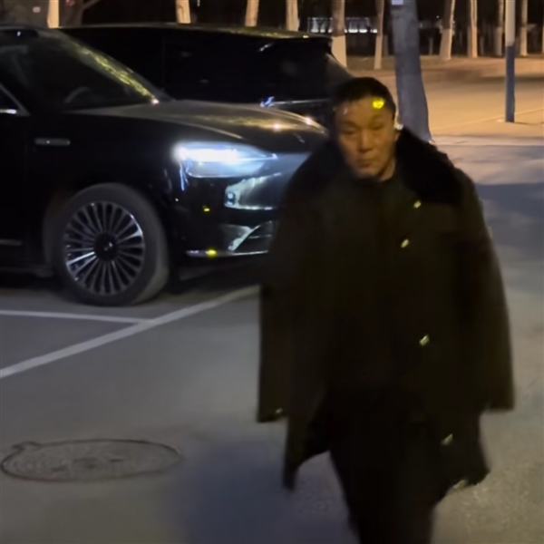 问界M9无人自动泊车 保安大爷上前指挥！结果发现车内没人看懵