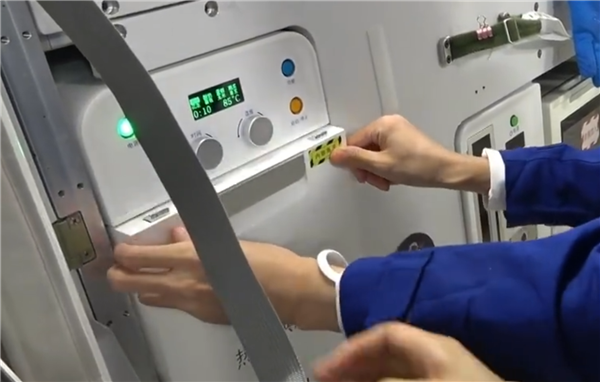 中国空间站首次迎来太空烤箱：航天员在太空吃上了烤鸡翅