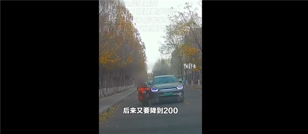 老人骑车碰瓷未果又撞向后车 张口就索赔2000元:结果竟灰溜溜走掉