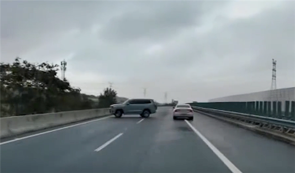 高速上掉头吓得小车紧急闪避 司机:我以为自己逆行了 赶紧纠错