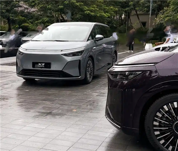 全球首次！小鹏X9高速实测：120km/h自动避让抛锚车 全程0追尾