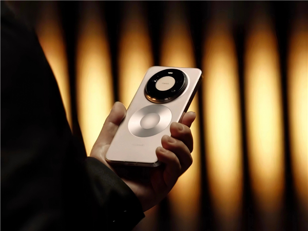 何刚晒华为Mate 80系列实拍样张:红枫影像色彩表现一绝