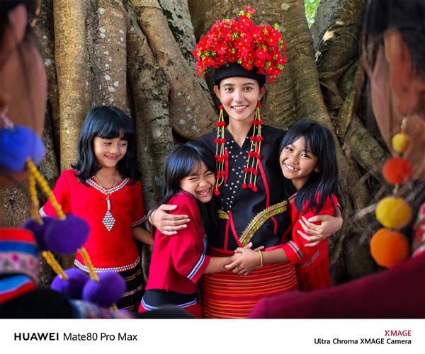 何刚晒华为Mate 80系列实拍样张:红枫影像色彩表现一绝