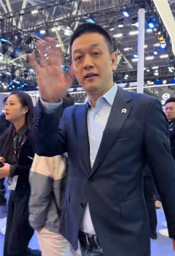 李斌称为节省3万元的加班费改签飞机：这在蔚来以前不可想象