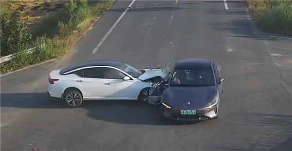 十字路口小米SU7被日产天籁拦腰横撞：责任判了