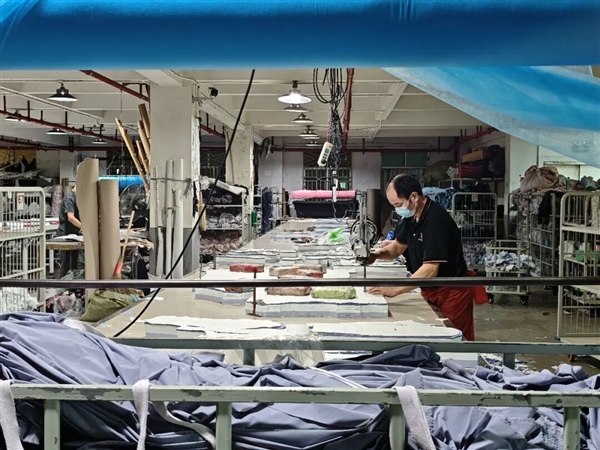 被人遗忘的冲锋衣老厂们 正在拼多多上悄悄卖爆