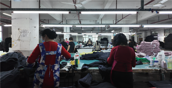 被人遗忘的冲锋衣老厂们 正在拼多多上悄悄卖爆