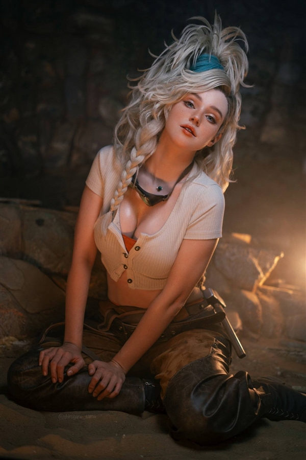 确实火热! 毛妹cos《怪物猎人:荒野》杰玛