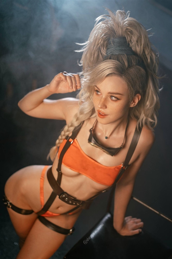 确实火热! 毛妹cos《怪物猎人:荒野》杰玛