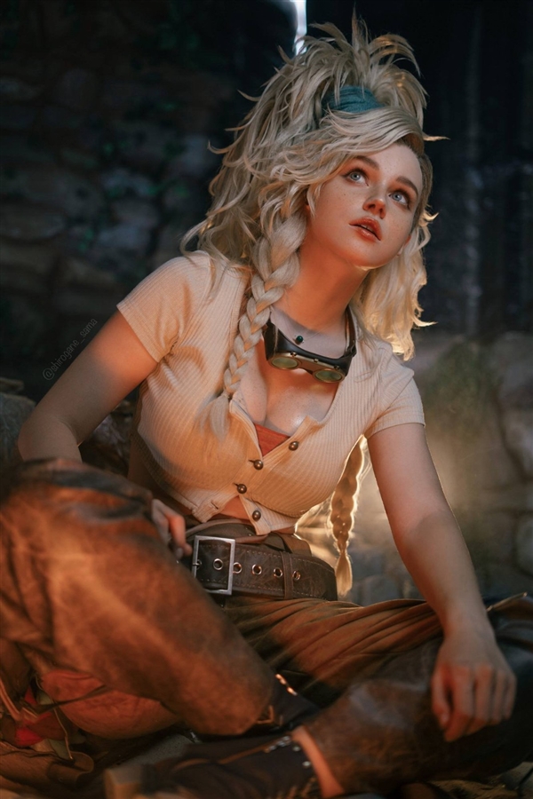 确实火热! 毛妹cos《怪物猎人:荒野》杰玛