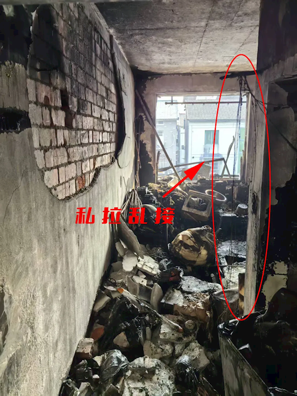 多个插线板串联宛如蜘蛛网 浙江一出租房烧了个精光