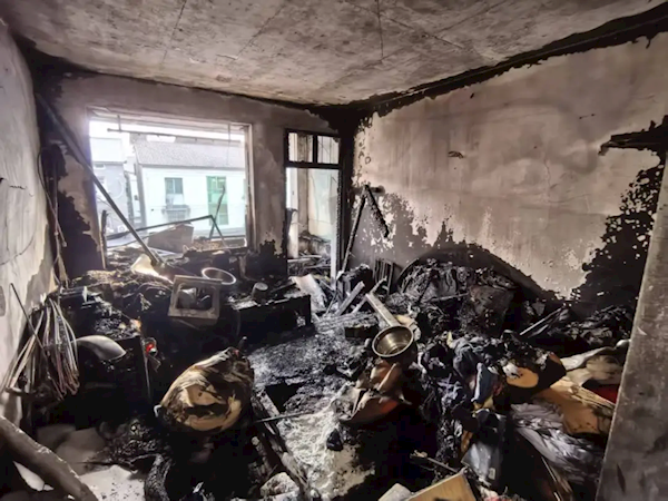 多个插线板串联宛如蜘蛛网 浙江一出租房烧了个精光