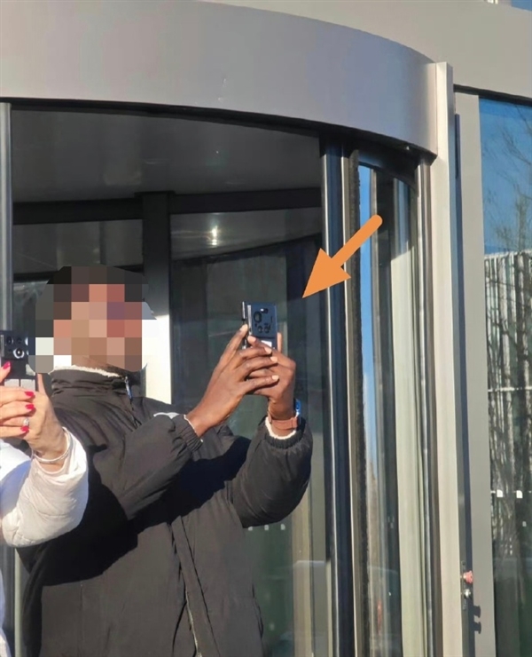 第一款骁龙8E5超大杯!小米17 Ultra真机现身:确认四摄改三摄