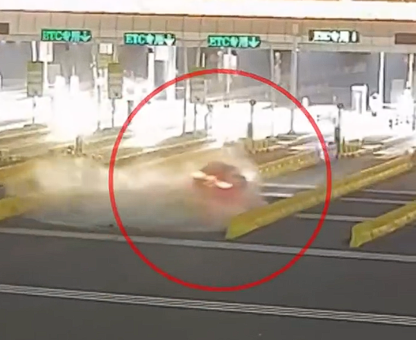 打着盹儿连撞30米水马 司机：开了辅助驾驶