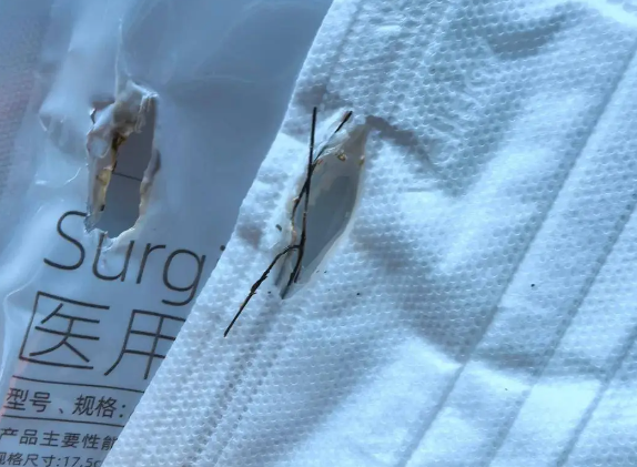 口罩车内离奇“自燃”车主懵了 专家：口罩金属条进入无线充电磁场被加热