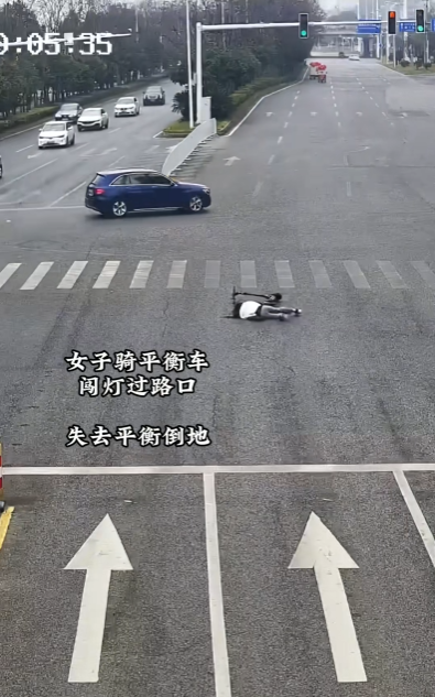 女子骑电动滑板车摔倒在路口 爬起继续闯红灯 结果鬼探头被撞