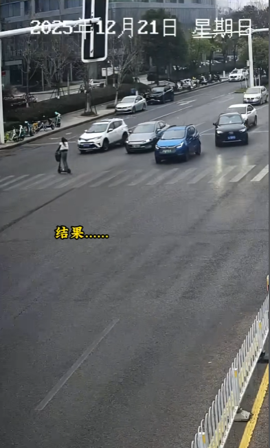 女子骑电动滑板车摔倒在路口 爬起继续闯红灯 结果鬼探头被撞