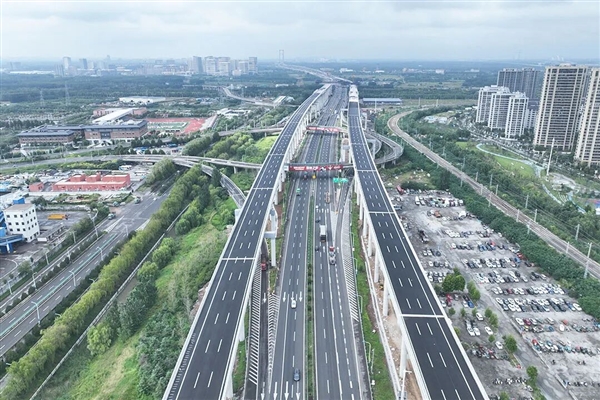 日均可通行15万辆次！全国首个“6改12车道” 高速公路改扩建项目通车