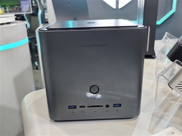 雷神MIX STATION迷你主机亮相：搭载AMD AI Max+ 395处理器