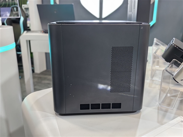 雷神MIX STATION迷你主机亮相：搭载AMD AI Max+ 395处理器