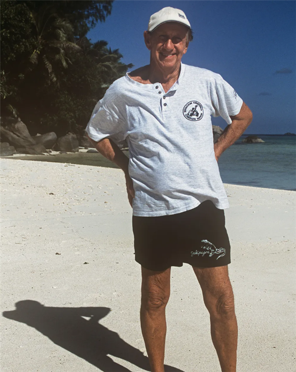 1962年 一位英国男子辞掉工作后花8000英镑买了个岛