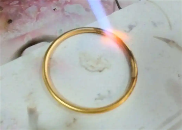 女子变现金手镯 店主火烧变黑压价 专业人士：软火烧金有猫腻