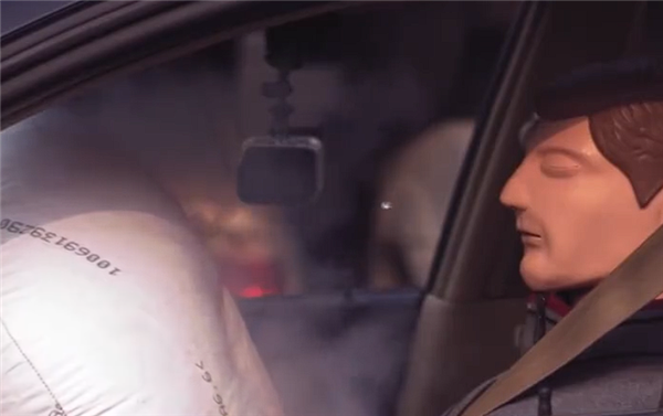 看完一身冷汗 消防实测方向盘上贴钻危险多大：秒变“阔剑地雷”