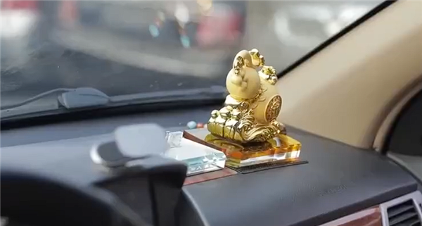 看完一身冷汗 消防实测方向盘上贴钻危险多大：秒变“阔剑地雷”