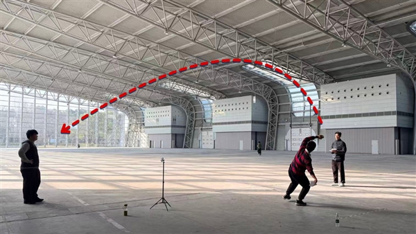 98.43米!中国少年打破纸飞机飞行最远距离吉尼斯世界纪录