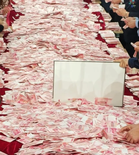 河南一公司年会变大型数钱现场！员工领钱数了近10万：手都抽筋了