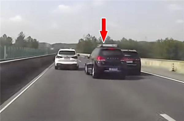 男子左右穿插式开车 撞了别人又被追尾：负全责