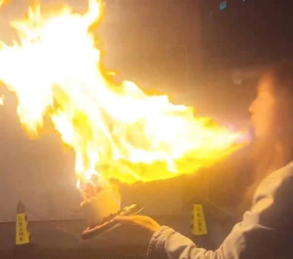 女演员模仿网红喷火蛋糕玩法被烧伤 危险视频仍在传播 涉事平台客服回应