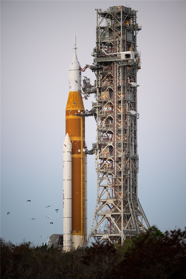 美国人要重返月球!阿耳忒弥斯2号绕月火箭就位:瞄准4月1日发射