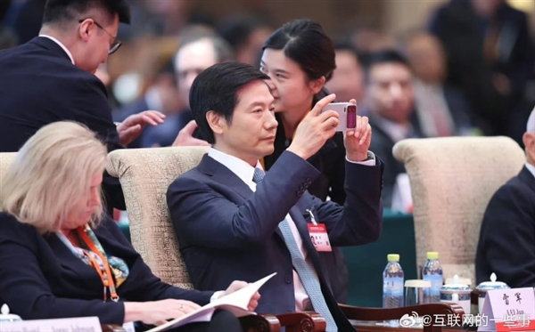 雷军又上热搜 手机背屏壁纸是“逆天改命”圈粉无数：这么成功还这么努力